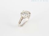 gros plan d'une bague en diamant sur fond blanc