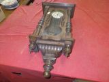 une horloge posée sur une table rouge