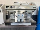 une machine posée sur un comptoir