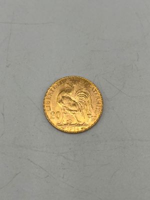 gros plan d'une pièce d'or sur une surface blanche