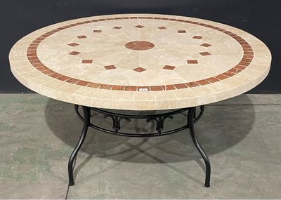 une table ronde avec un plateau en carrelage et un piètement en métal