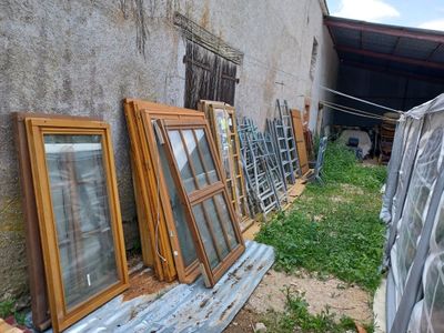 many old windows sitting outside of a building