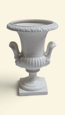 Cache-pot en faïence émaillée blanche à décor d'un Vase Médi…