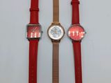 trois montres différentes posées les unes à côté des autres sur une surface blanche