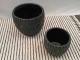deux tasses posées sur une nappe rayée