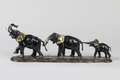 figurine représentant une famille d'éléphants avec un éléphanteau et un autre éléphanteau