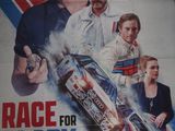 L'affiche du film « Race for Glory » est posée sur une table
