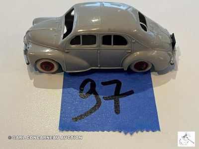 une petite voiture posée sur une feuille de papier bleue