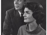 photographie en noir et blanc d'un homme et d'une femme qui se regardent
