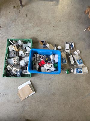 une boîte bleue remplie d'objets divers, posée par terre