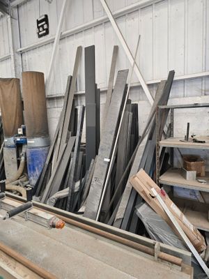 de nombreux morceaux de bois posés sur une table