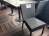 des tables et des chaises posées sur une terrasse en bois, sur lesquelles est posée une plaque d'immatriculation