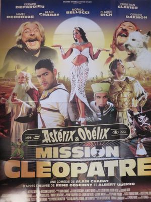 affiche du film « Mission Cléopâtre », mettant en scène les acteurs dans un décor désertique
