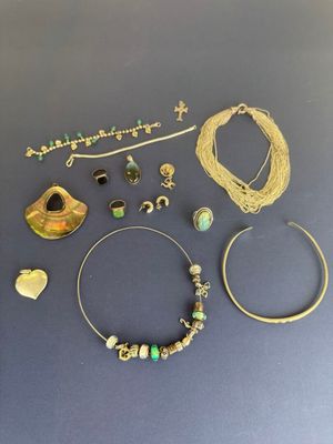 un ensemble de bijoux comprenant un collier, un bracelet et une bague