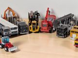 de nombreux camions miniatures alignés sur une table