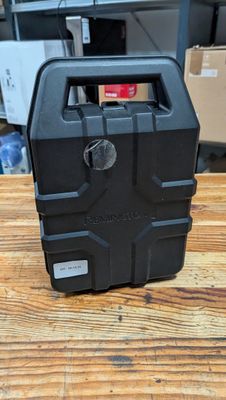 une mallette noire posée sur une table en bois