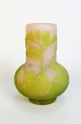 un vase en verre orné d'un motif vert et blanc