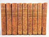 un ensemble de cinq vieux livres superposés