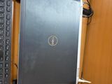 un ordinateur portable Dell et une souris posés sur un bureau