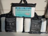 plusieurs bagages posés les uns à côté des autres sur une étagère