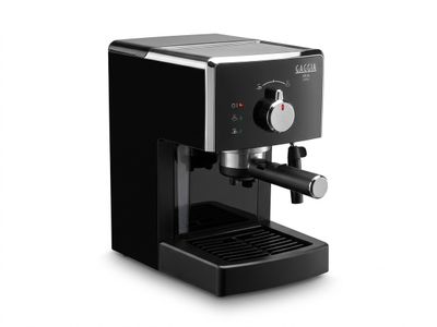 une machine à café noire posée sur un plan de travail blanc, sur fond blanc