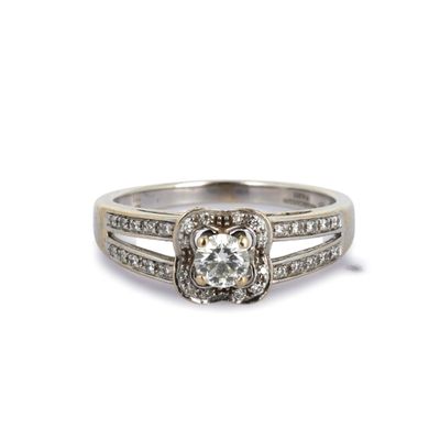 gros plan d'une bague en diamant sur fond blanc