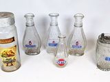 Des bouteilles et une canette de soda sont alignées sur une table
