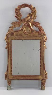 un miroir posé sur un pied dans la pièce