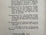 un livre ouvert sur lequel figure un texte en noir et blanc