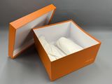 une boîte orange contenant une paire de chaussures