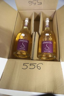 deux bouteilles de vin dans un carton posé sur la table