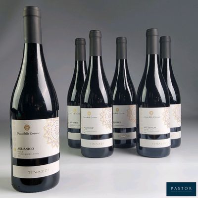 six bouteilles de vin sont alignées sur une table