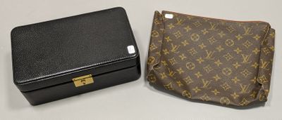 une mallette et un portefeuille Louis Vuitton posés sur une surface blanche