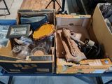 deux boîtes contenant des objets divers, posées sur une table