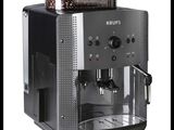 Une machine à café Krups sur fond blanc, avec des grains de café
