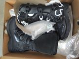 une boîte contenant une paire de bottes noires