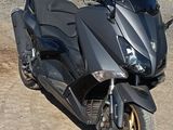 une moto qui est garée dans un parking