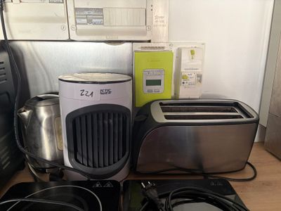 deux grille-pain et un grille-pain posés sur un plan de travail
