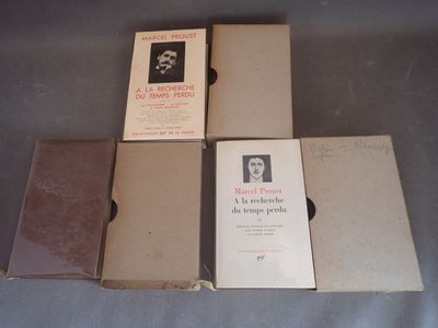 quatre livres sont empilés sur une table