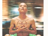un homme assis en position du lotus sur une feuille
