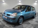 la photo d'une petite voiture bleue garée dans un garage
