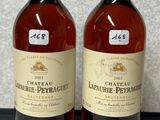 deux bouteilles de vin posées l'une à côté de l'autre sur une table