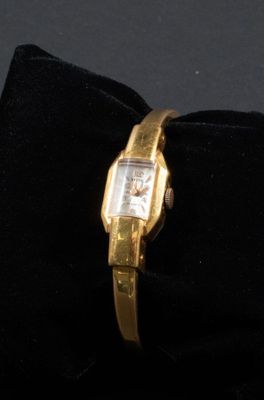 Montre de dame vintage en métal plaqué or formant un jonc ou…
