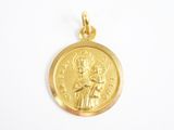 gros plan d'une médaille d'or sur une surface blanche