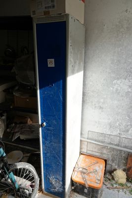 un vélo garé devant un réfrigérateur bleu