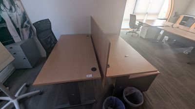 deux bureaux et une chaise dans une pièce