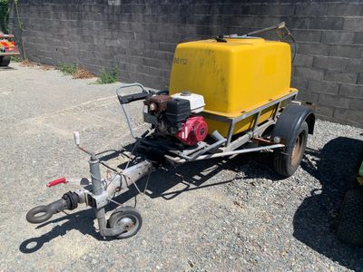a small trailer with a yellow tank attached to it