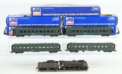 trois trains miniatures empilés les uns sur les autres sur une surface blanche