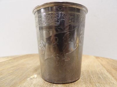 une coupe en argent posée sur une table en bois