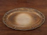 une plaque de verre posée sur une table en bois
